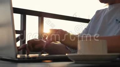 太阳下<strong>山</strong>时，一个女孩正在<strong>桌子</strong>旁用笔记本电脑和一杯咖啡工作